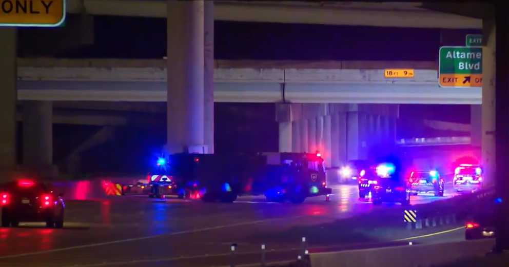 1 killed, 5 hurt in 3-car collision on Fort Worth highway, per police