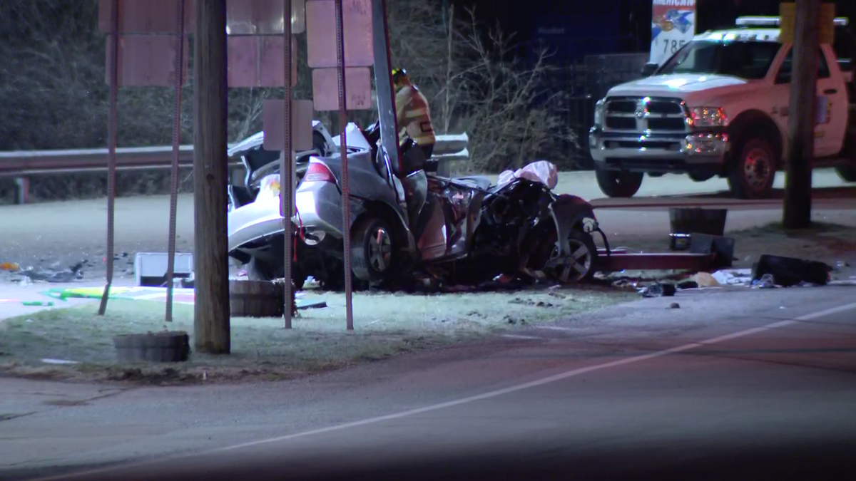 Fatal car crash at gas station in Fayette County