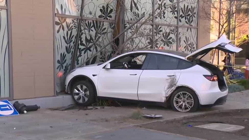 4 injured after car crashes into downtown Sacramento building