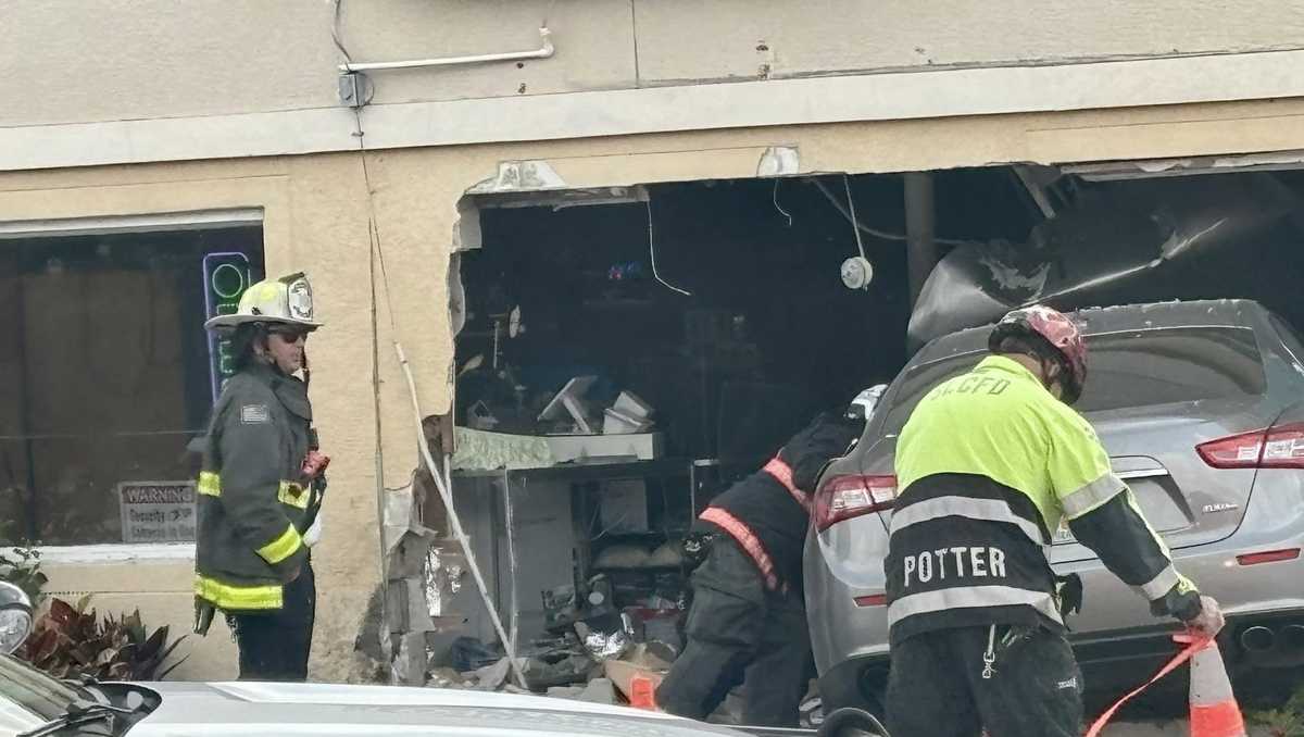 Car crashes into building in Fort Pierce