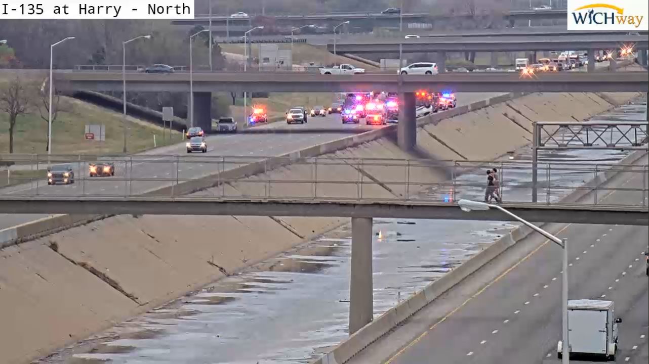 1 killed in crash on southbound I-135 at Lincoln