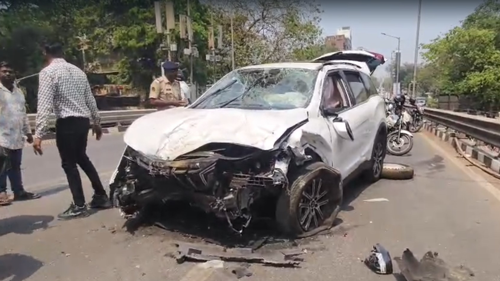 2 killed in head-on collision of SUV, cab on Mumbai flyover