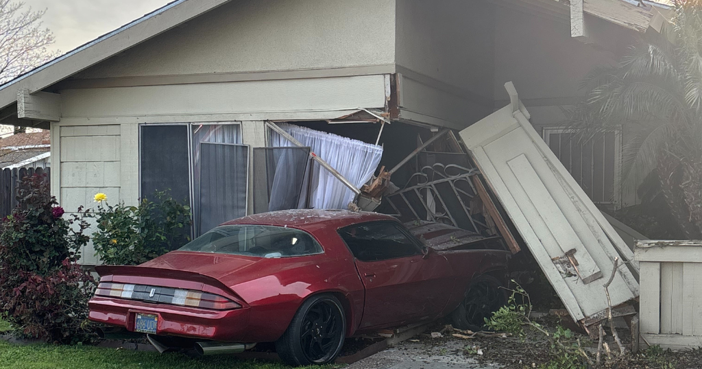 Sports car crashes into south Sacramento home, no injuries