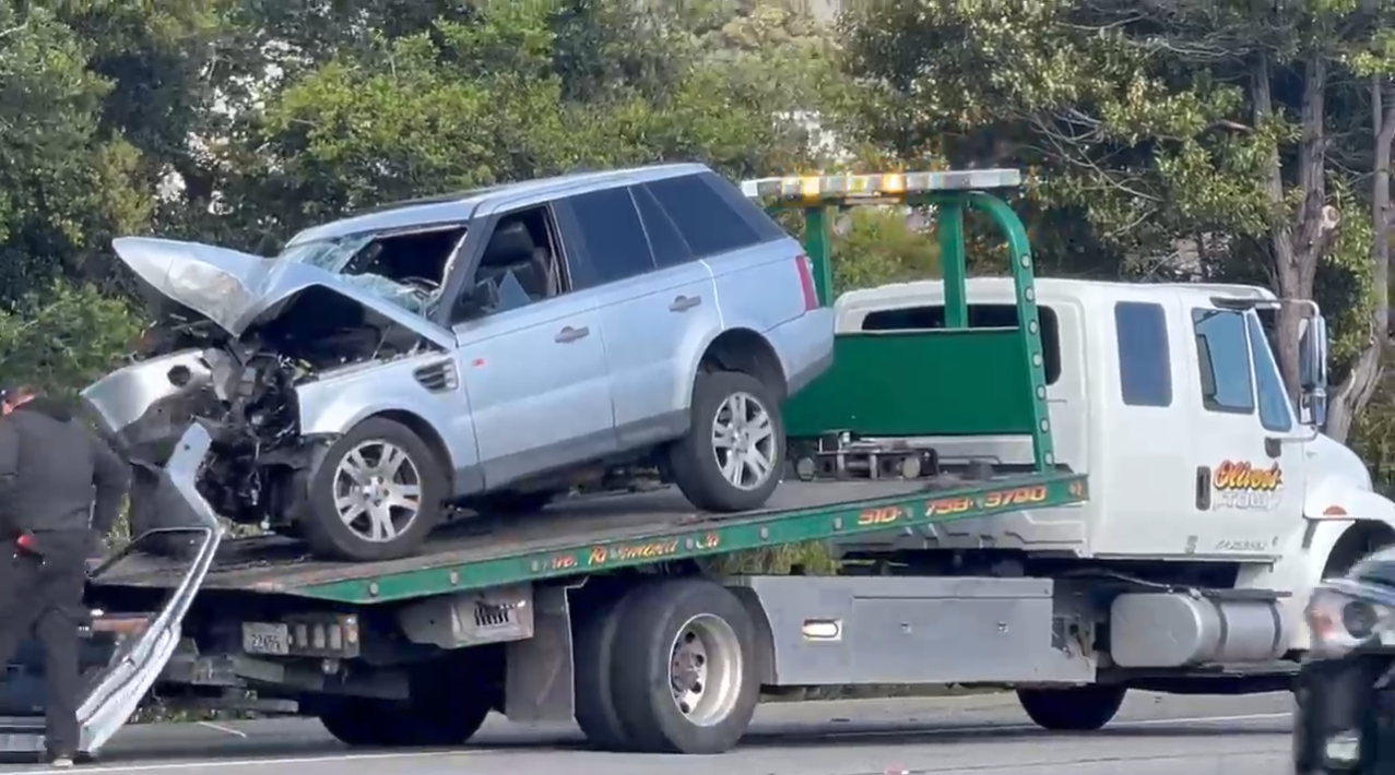 Passenger killed after SUV crashes into tree in Oakland, CHP says