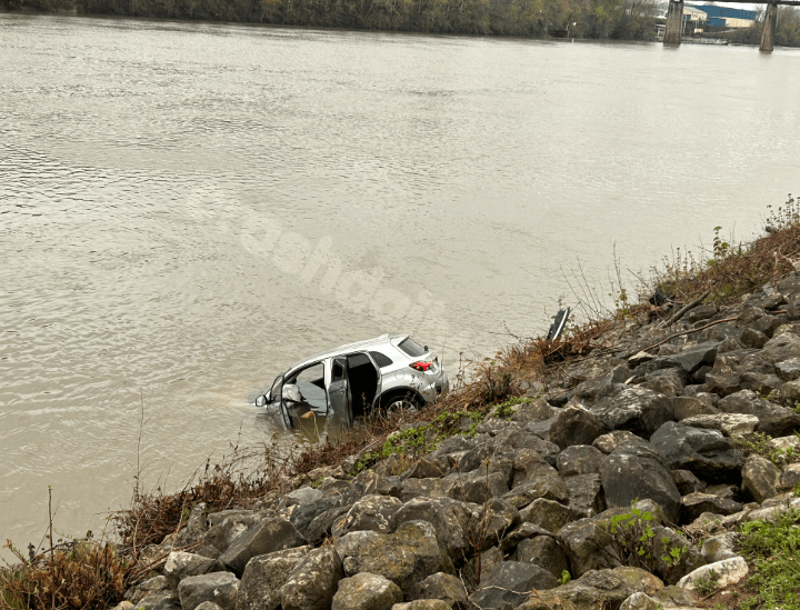 Car accidentally ends up in Kanawha River