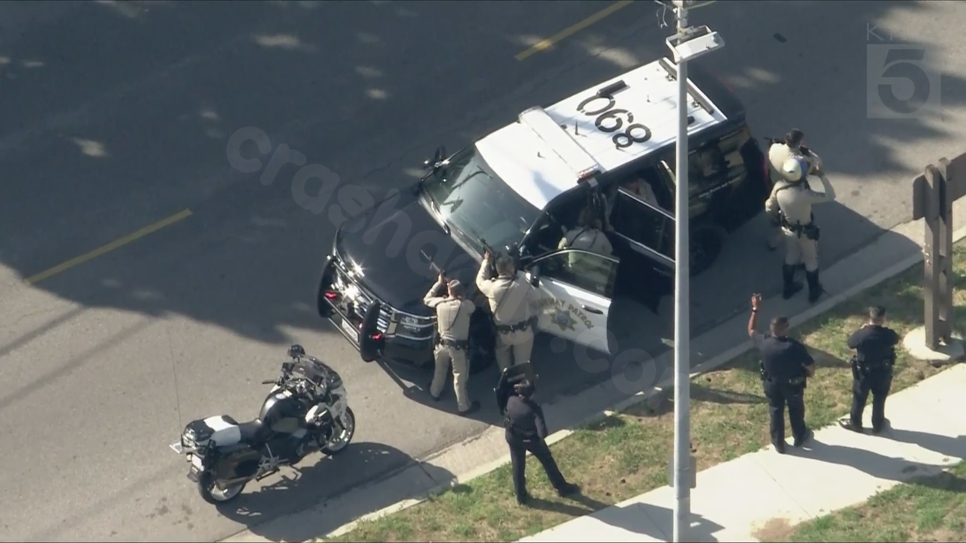 Manhunt ensues after crash on 134 Freeway in Los Angeles; 3 suspects apprehended