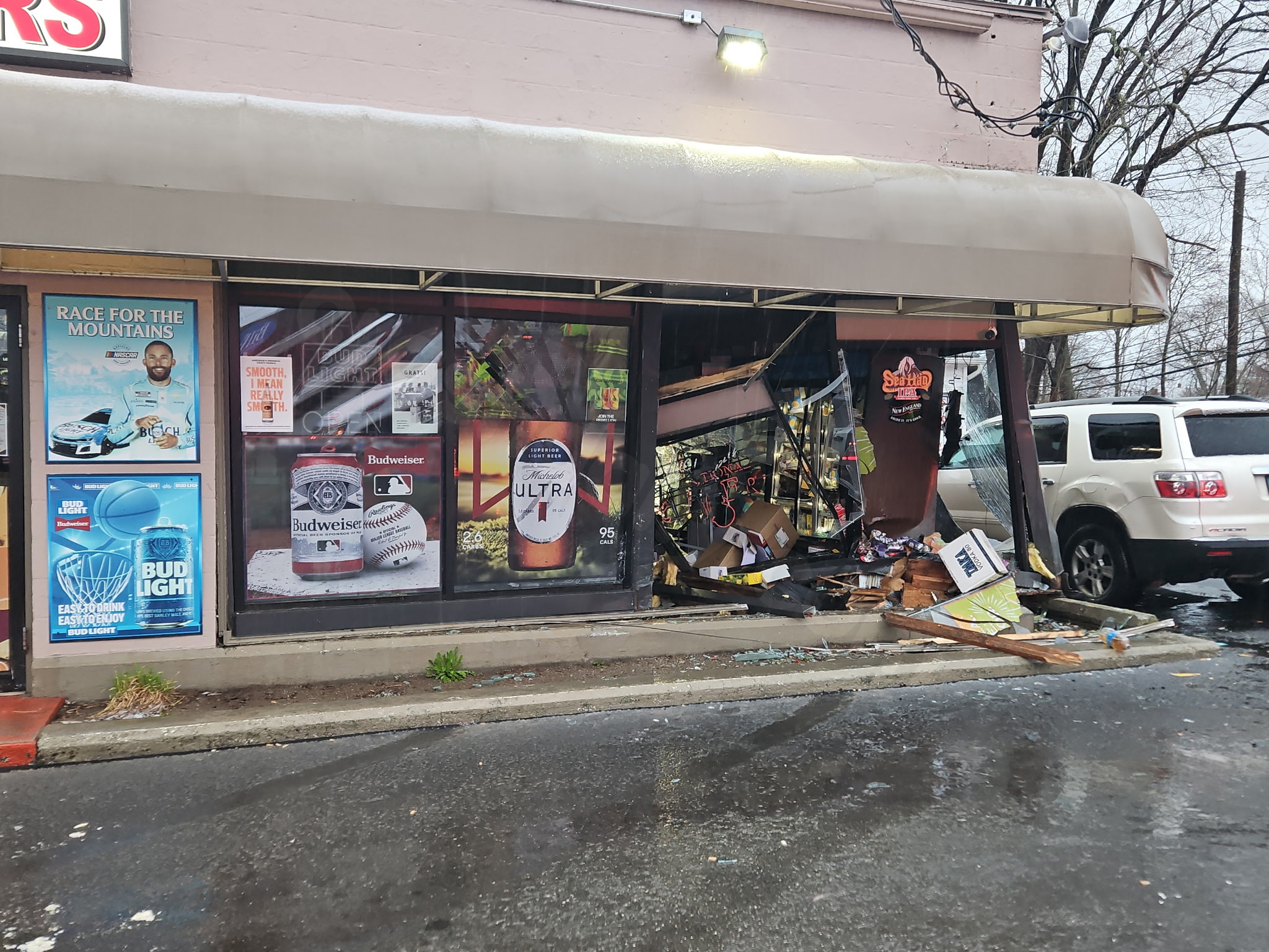 Vehicle collides with liquor store in Putnam