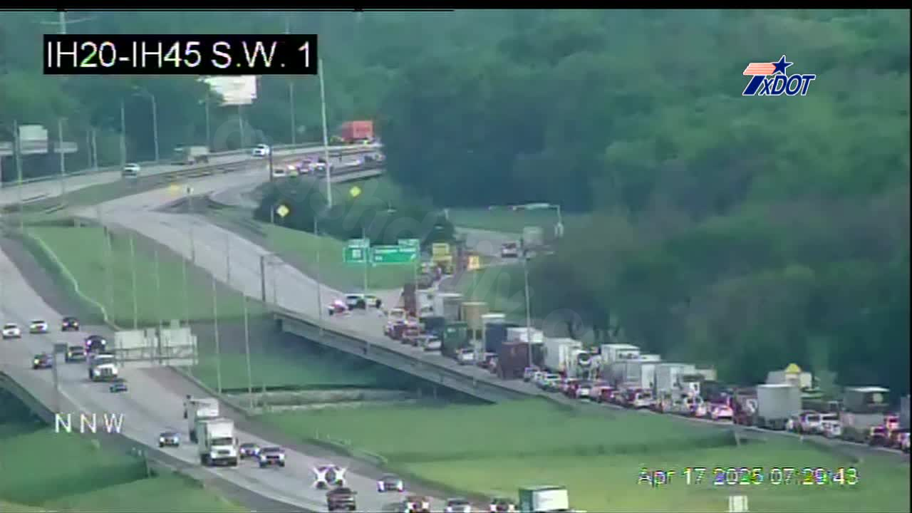 Fatal crash in Southeast Oak Cliff area shuts down I-45