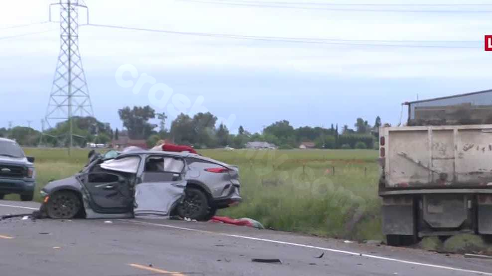 Man dies after head-on crash in Sacramento County involving dump truck