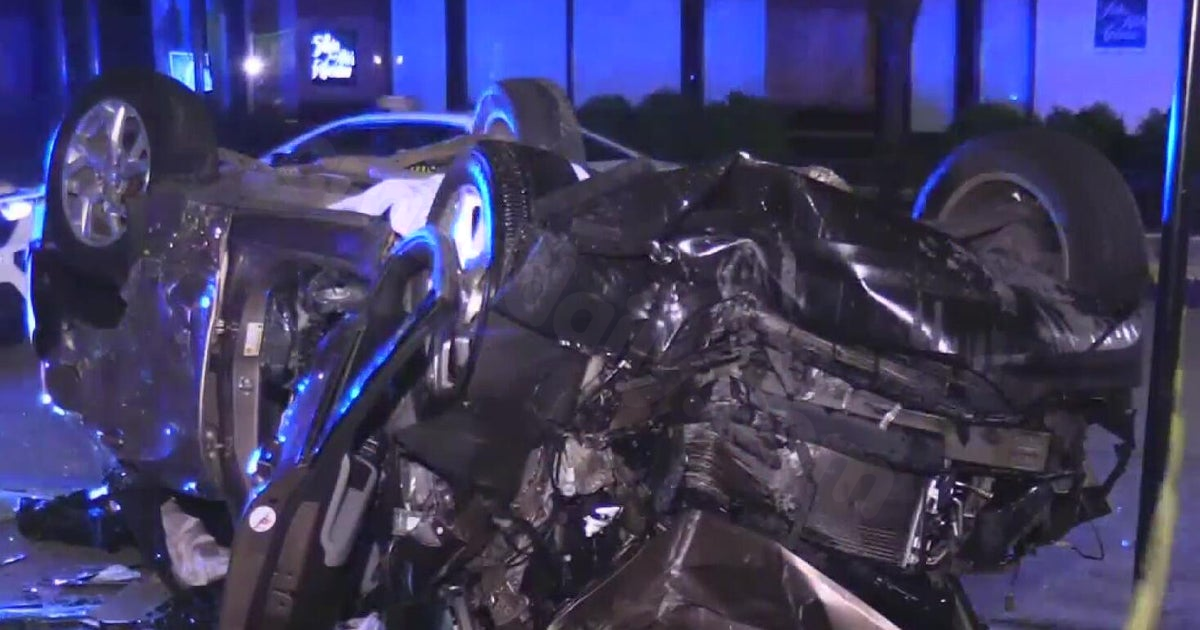 Man killed, another hurt after crashing SUV into hotel on Chicago's Near North Side