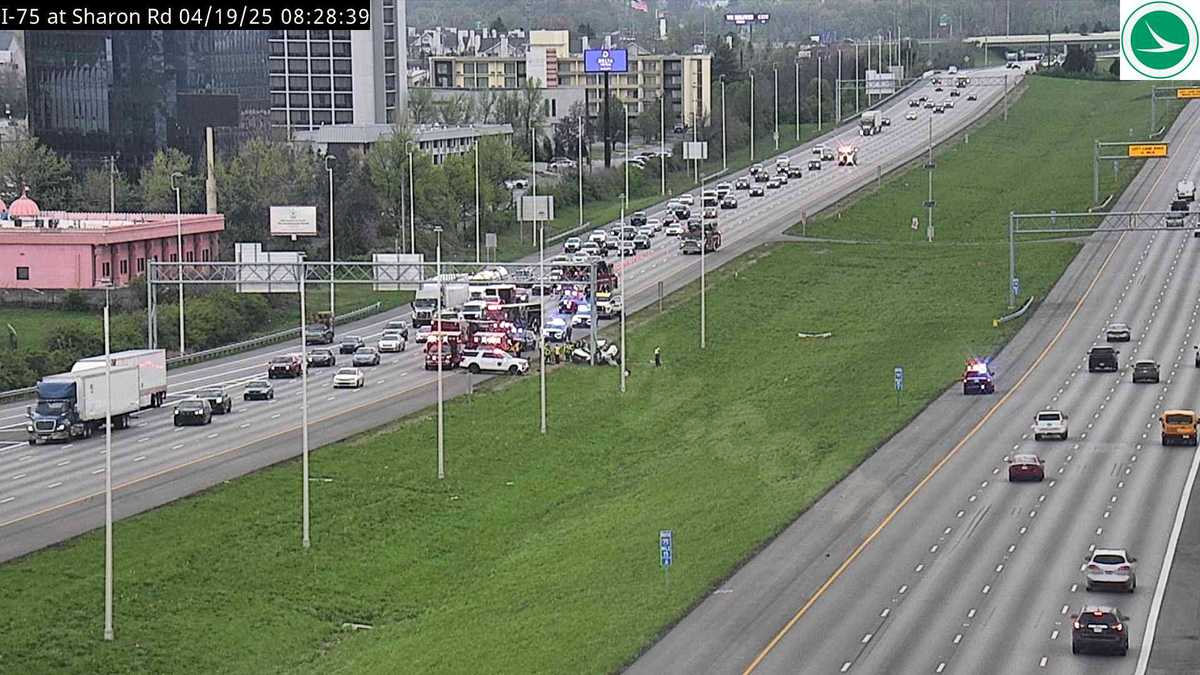 Police: 2 dead after car crashes into pole on I-75 in Sharonville