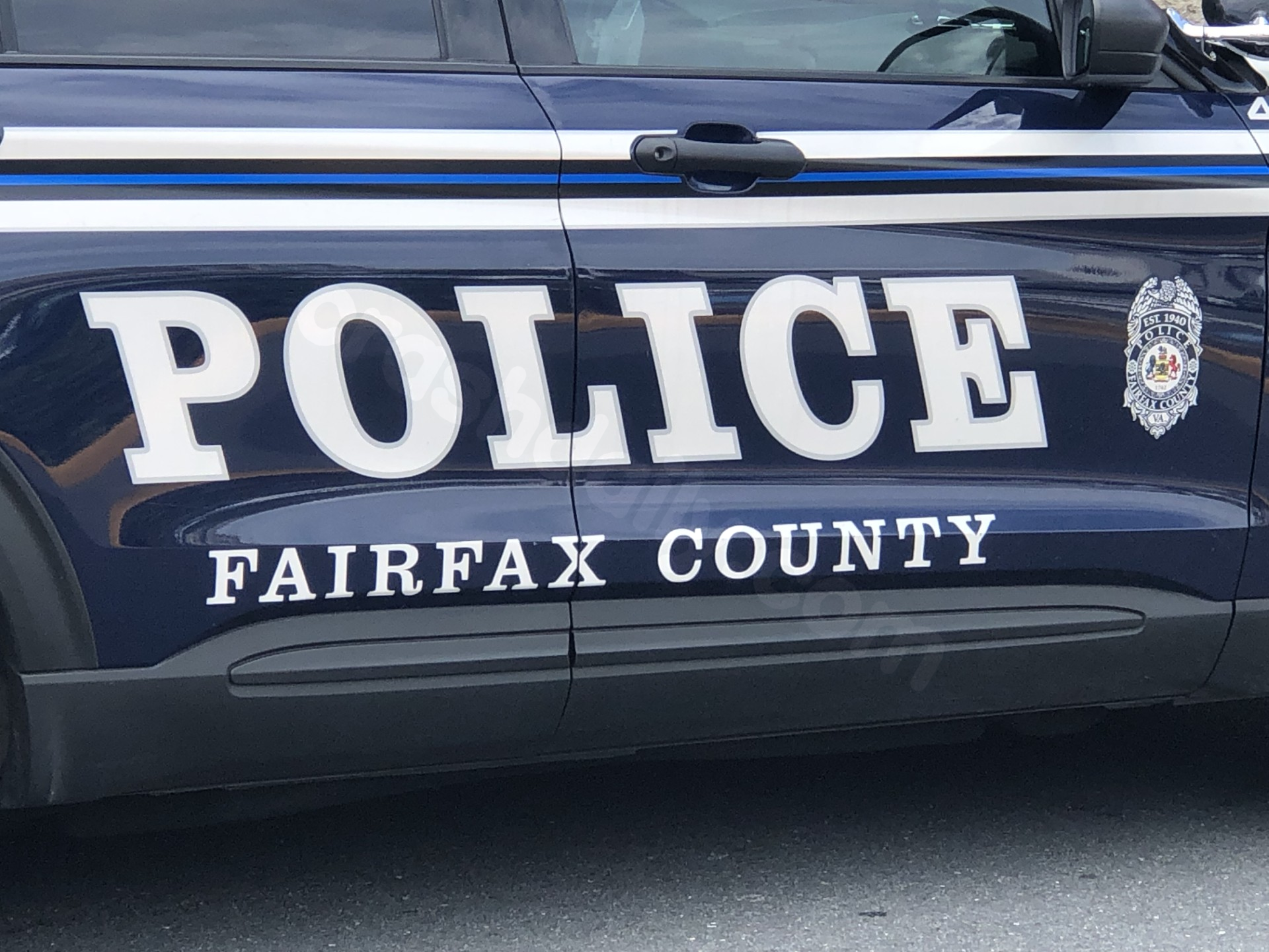 1 dead, 1 hospitalized after crash on Lakeview Drive in Fairfax County
