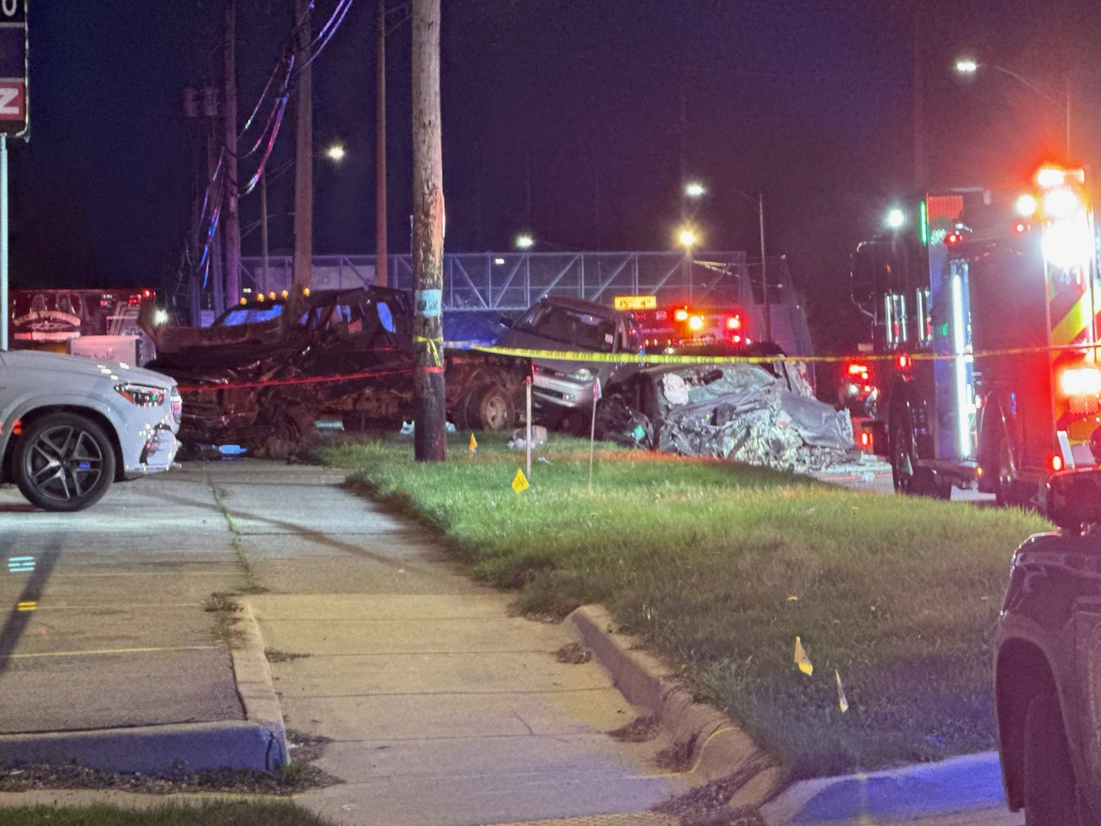 Crash shuts down major road in South Lansing