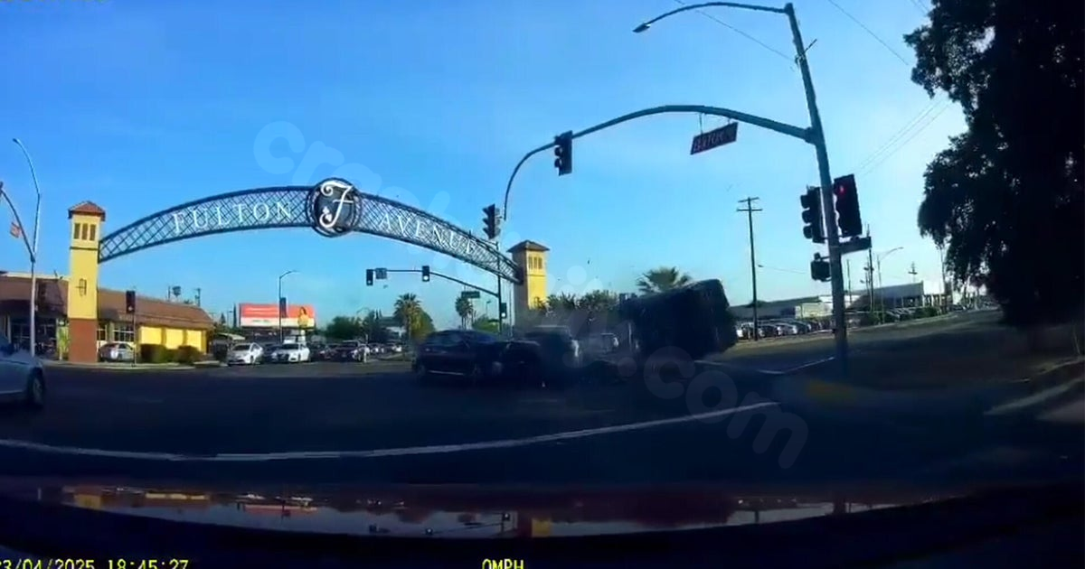 Dash cam video captures Sacramento red light runner crashing into 2 cars