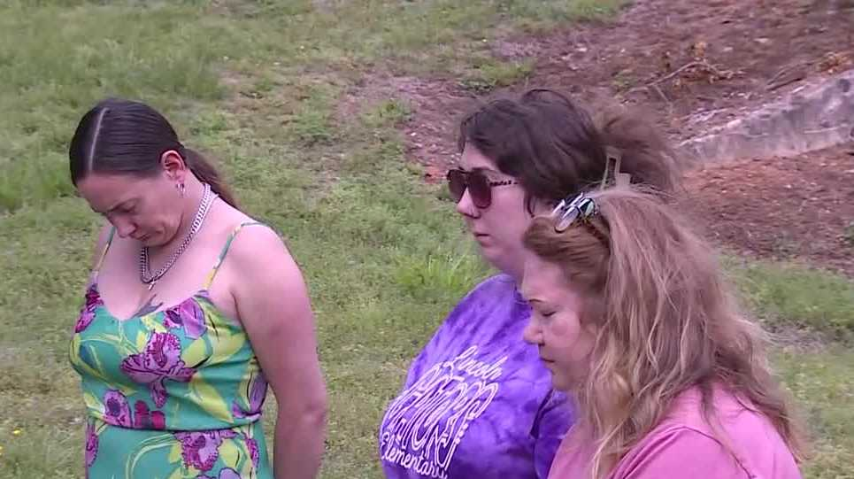 Community members, mayor gather for vigil remembering crash victims in Eden