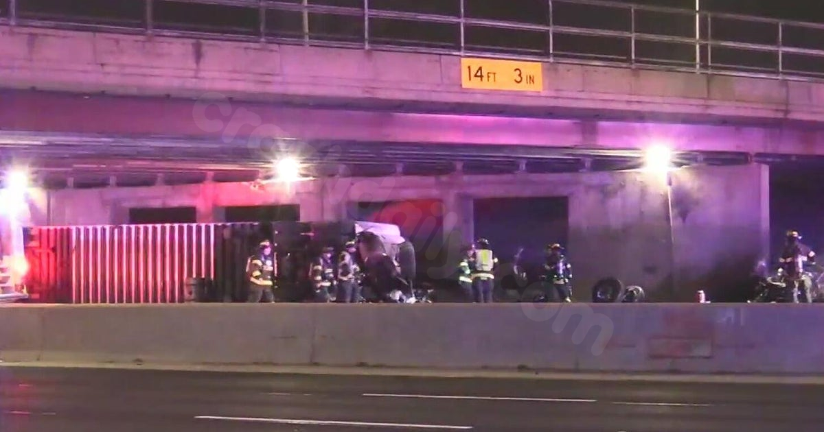 Semi crash shuts down inbound Edens Expressway near near Touhy Avenue