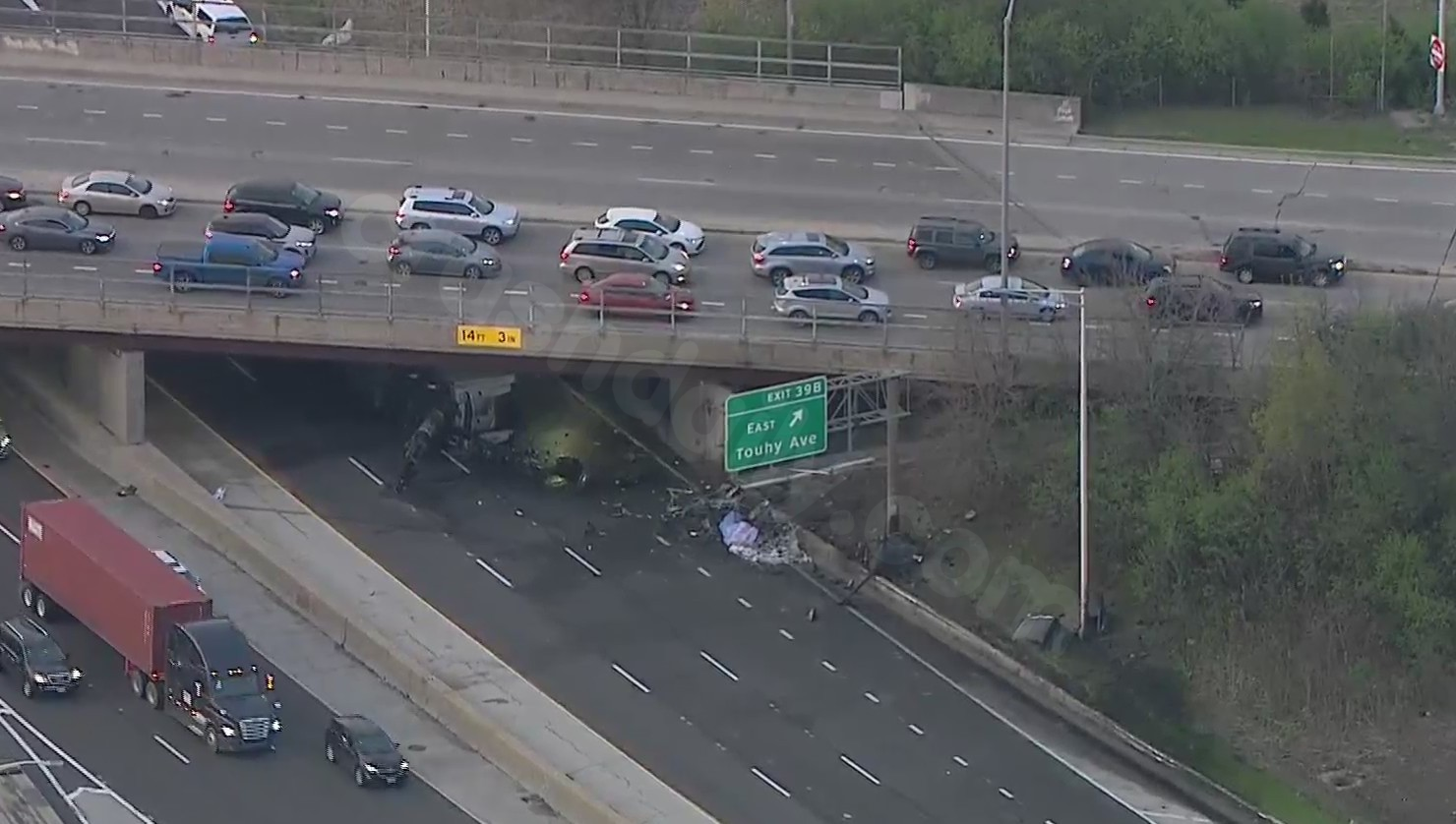 TRAFFIC ALERT: Inbound Edens Expressway shut down at Touhy Ave. after fatal crash involving semi and vehicle