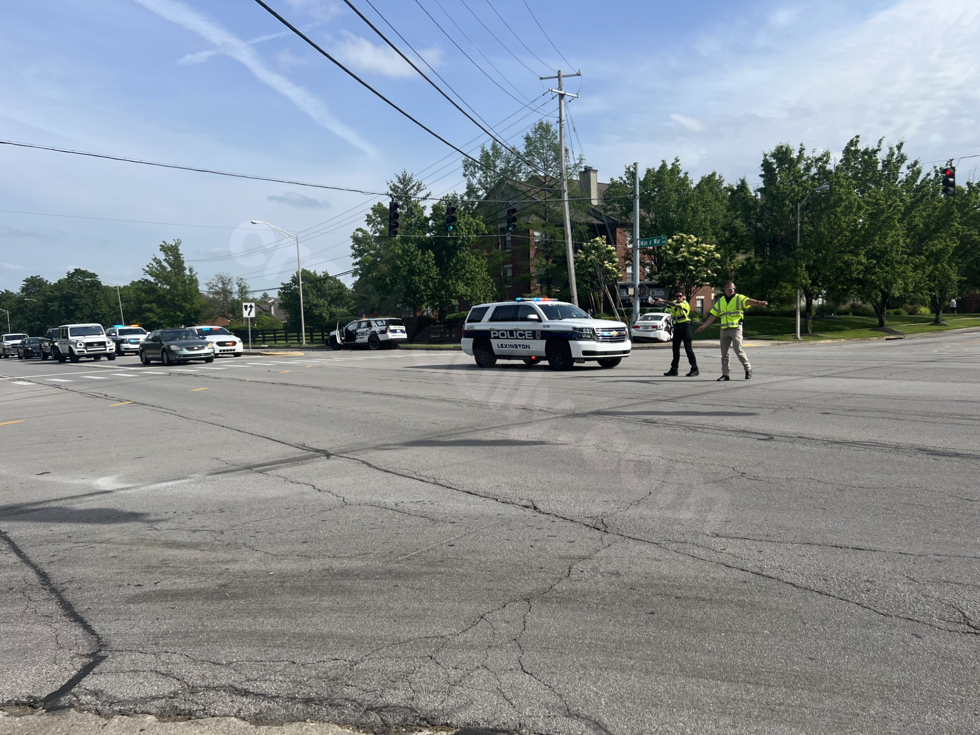2 injured, including officer, in crash closing Man O War at rush hour