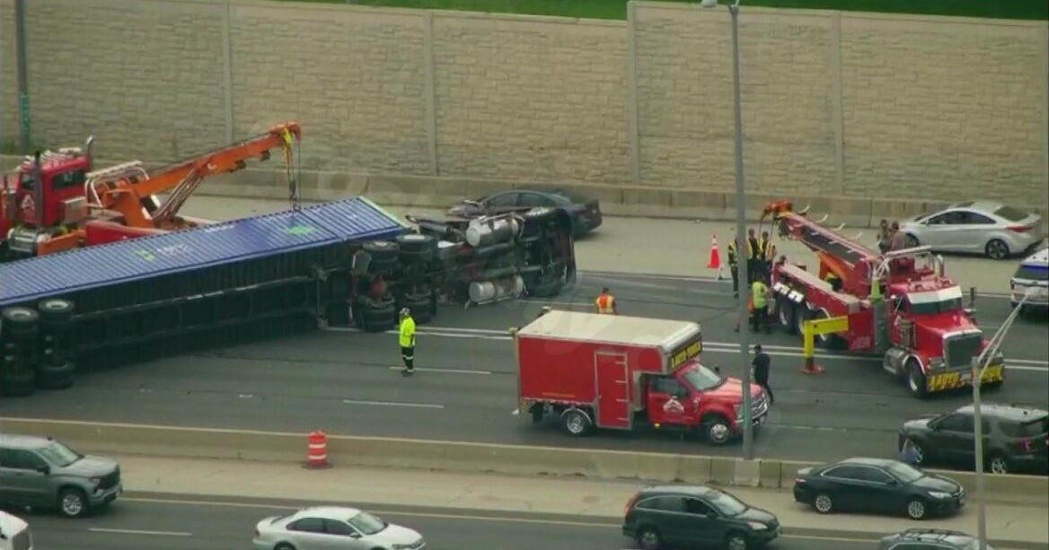Semi rollover crash blocking traffic on Stevenson Expressway near Bolingbrook, Illinois