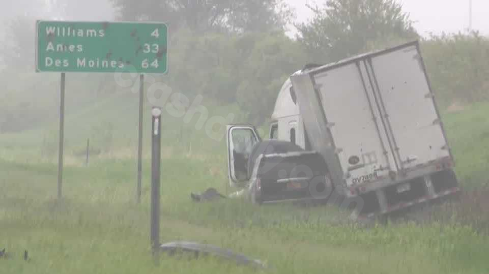 Multi-vehicle crash slows down I-35 in Hamilton County