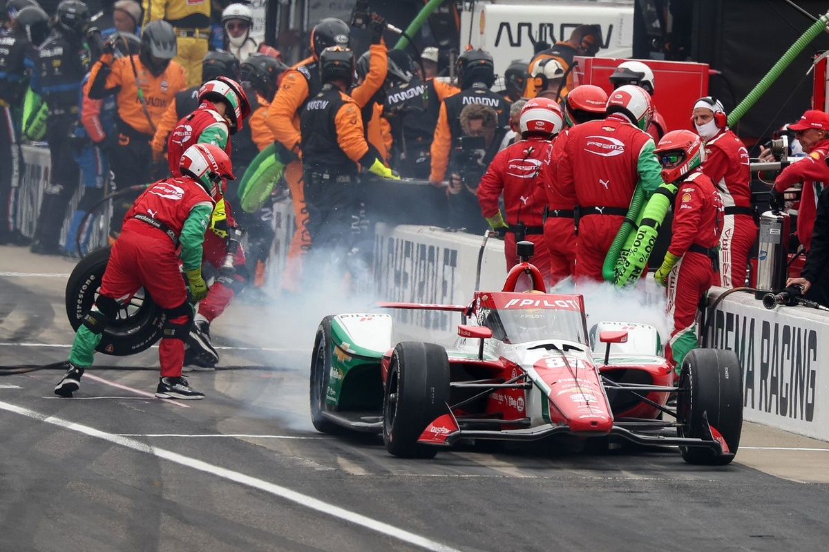 Pit road crash ends polesitter Shwartzman’s Indy 500 debut