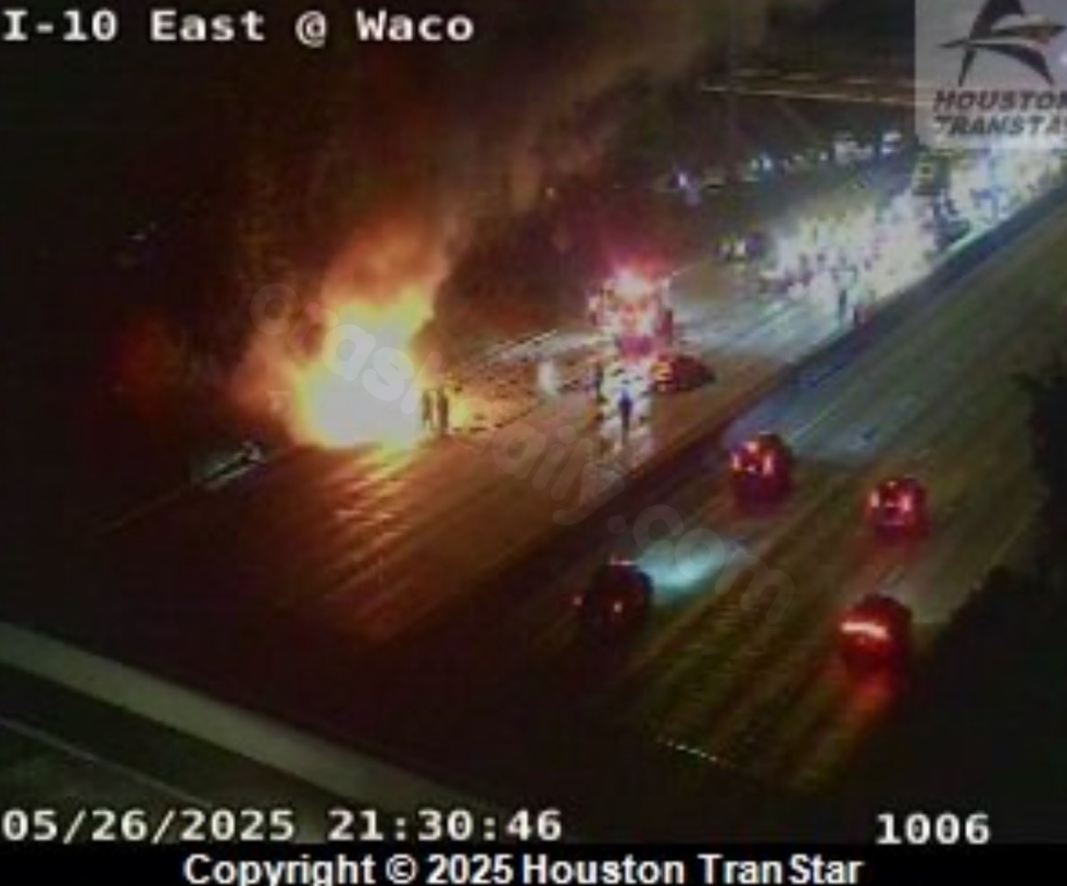 Harris County deadly crash: 1 killed in fiery crash, all eastbound mainlanes of I-10 East at Waco closed