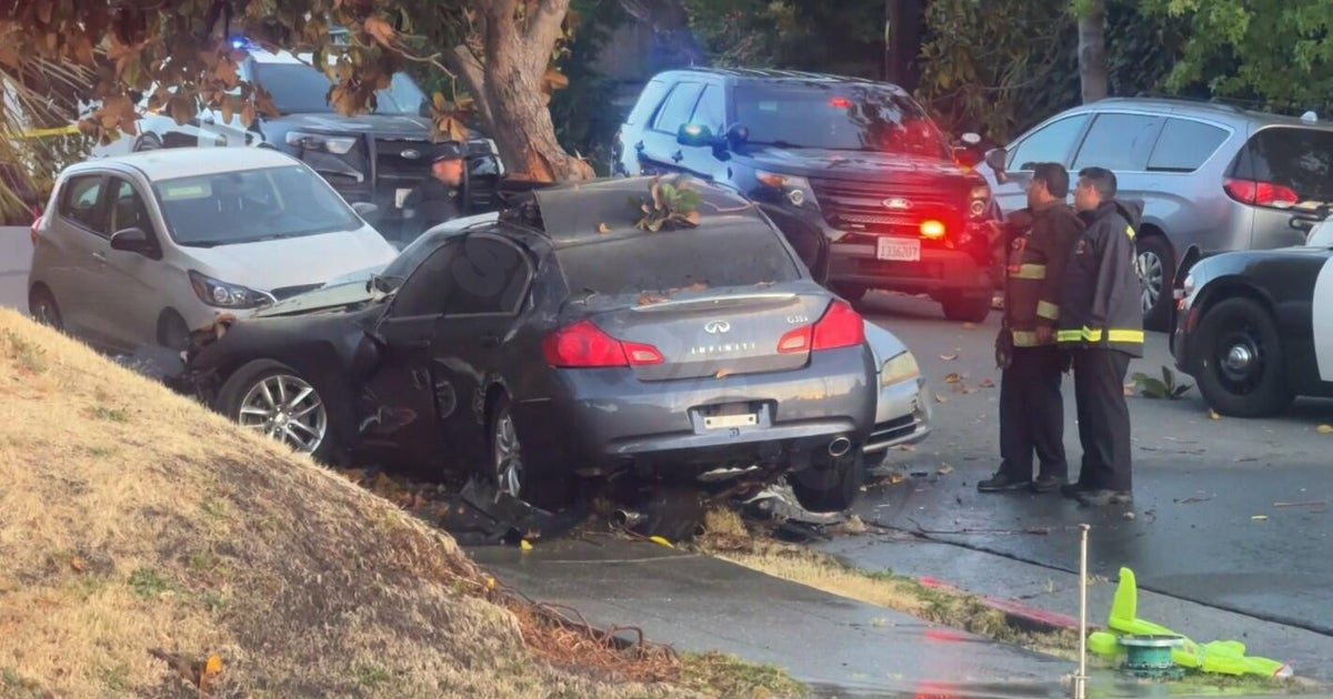 Fatal car accident in Oakland after police pursuit; 1 fatality, 1 injury