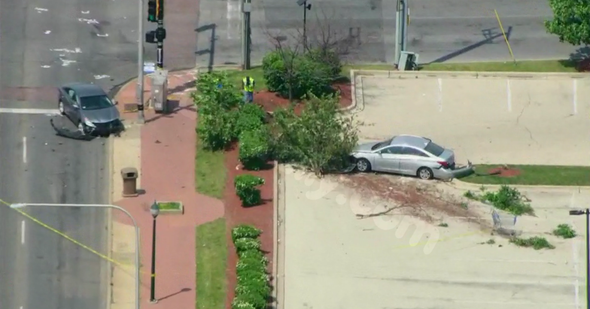 Stolen car crash near Evergreen Park shopping center; Police investigate; 1 fatality