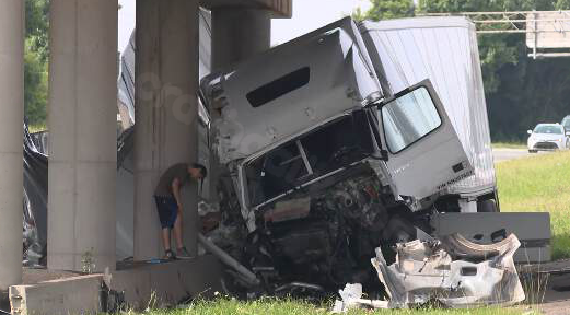 Accident on I-85 North in west Charlotte injures 1 person and partially closes road
