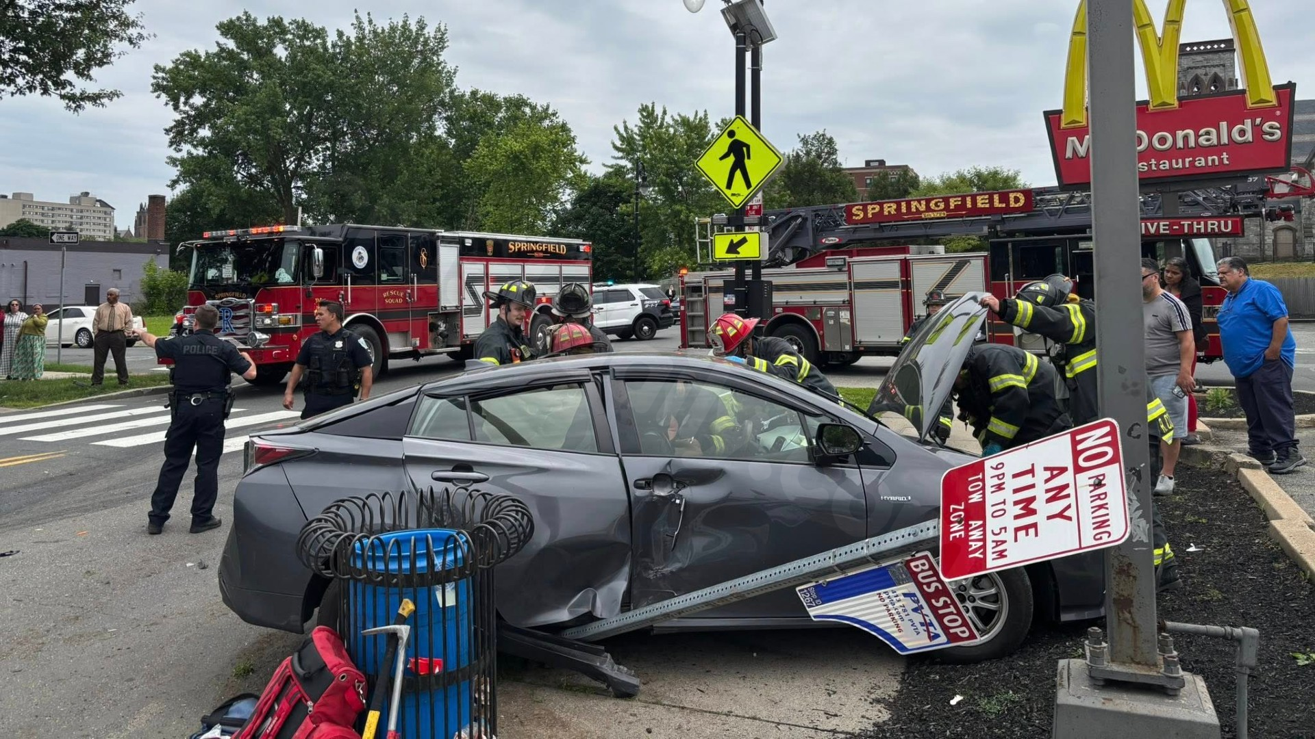 Intersection crash in Springfield injures two individuals