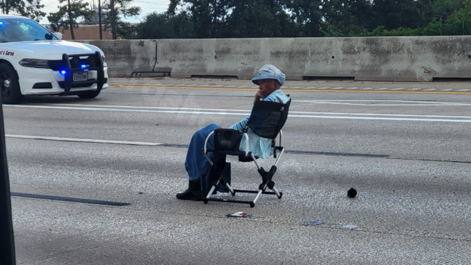 Armed woman disrupts traffic on Interstate 45 and relaxes in a lawn chair after crash; striking images surface.