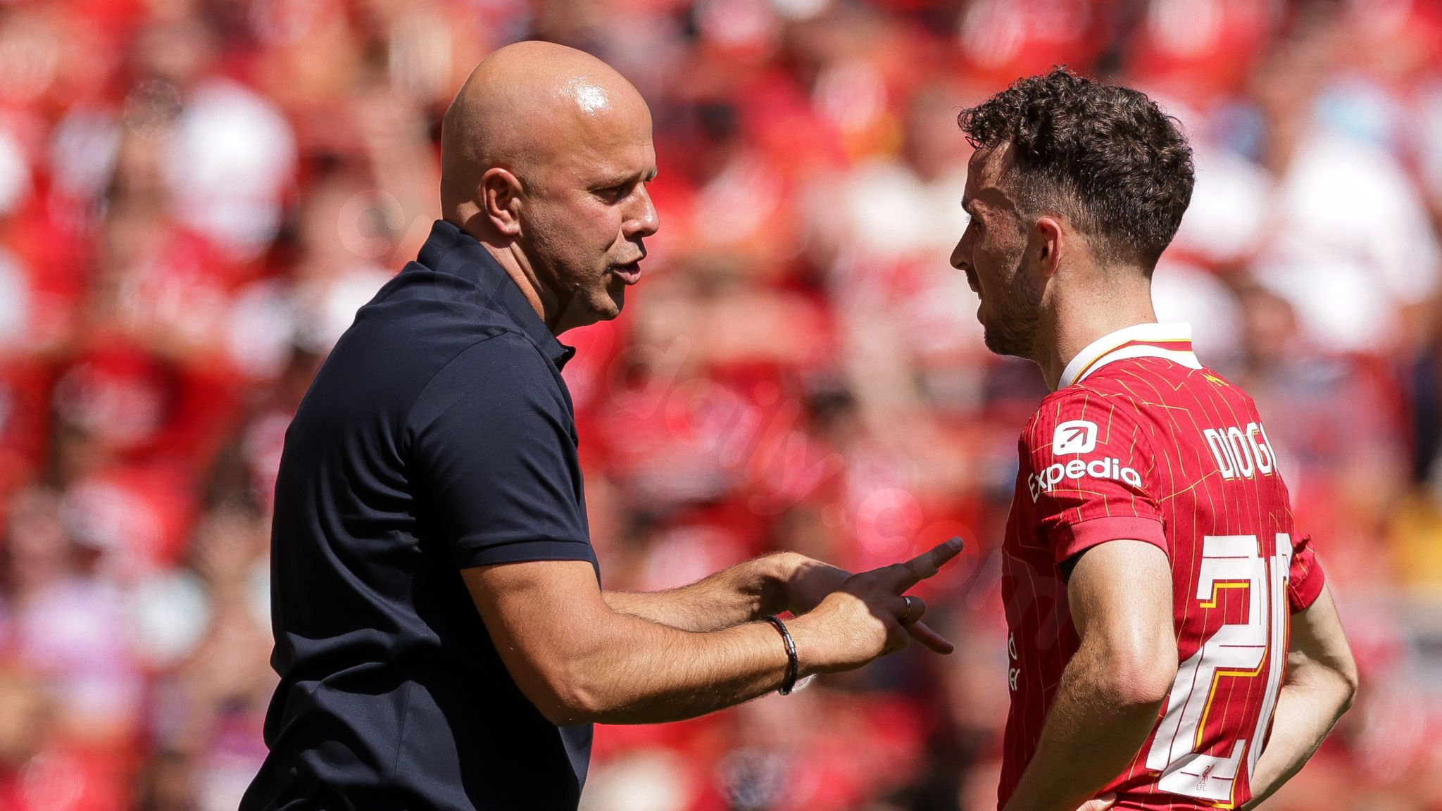 Arne Slot honors Diogo Jota after tragic car accident