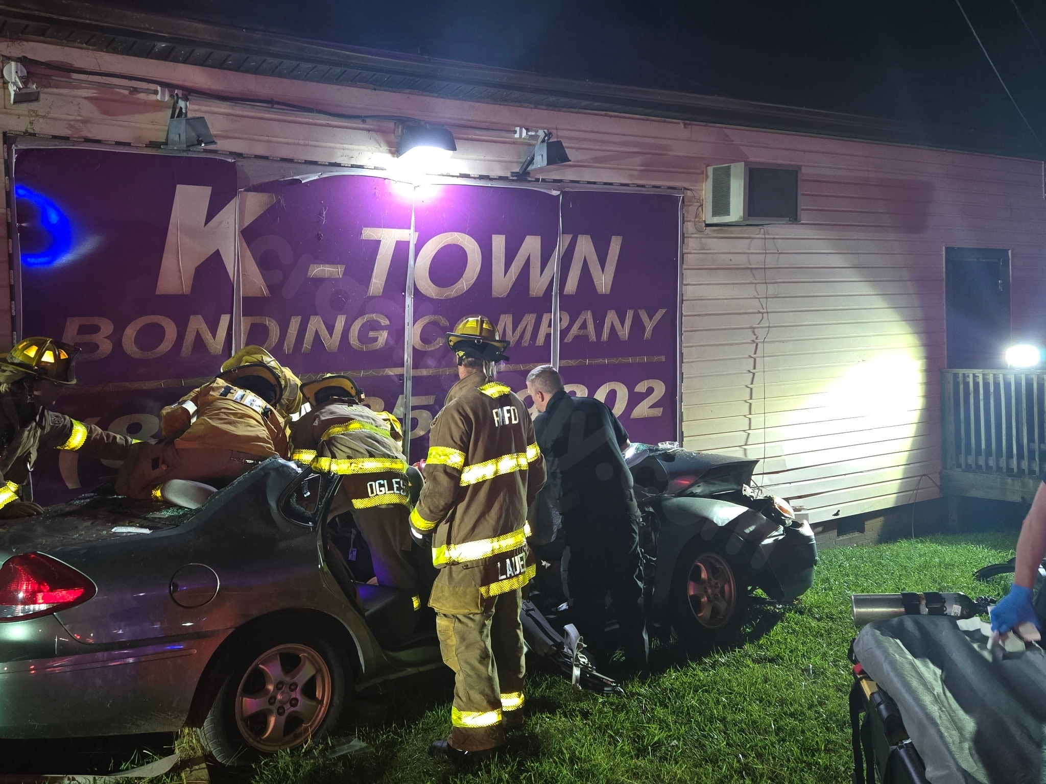 Driver injured after car collides with building in Knox County