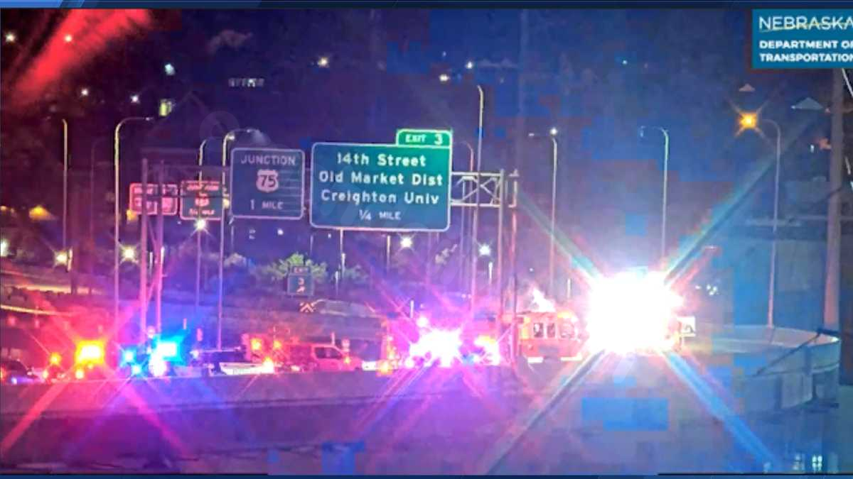 Deadly car crash leaves 2 dead, 4 wounded on Omaha interstate