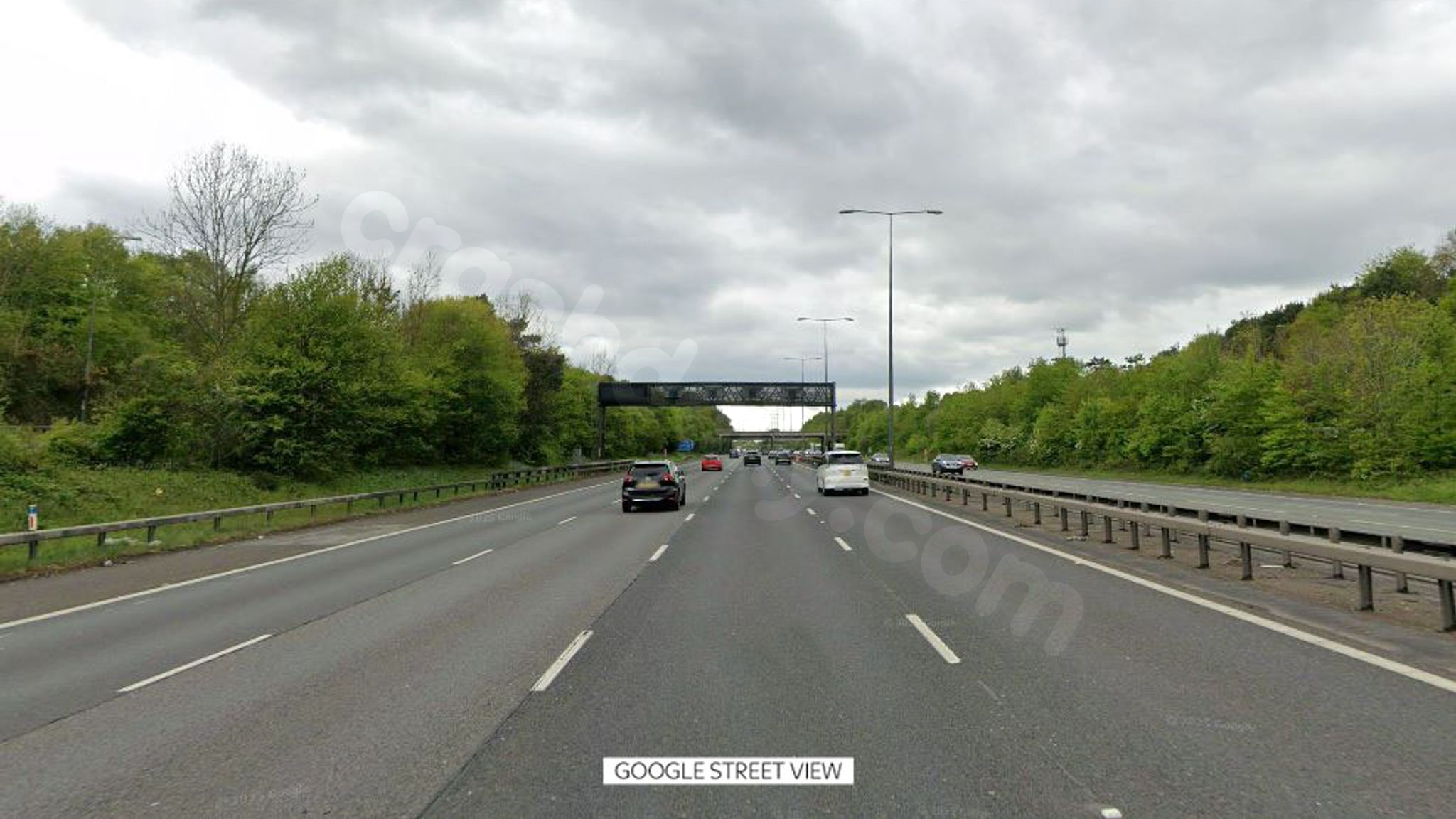Police search for four individuals who escaped from Mercedes following deadly M40 collision