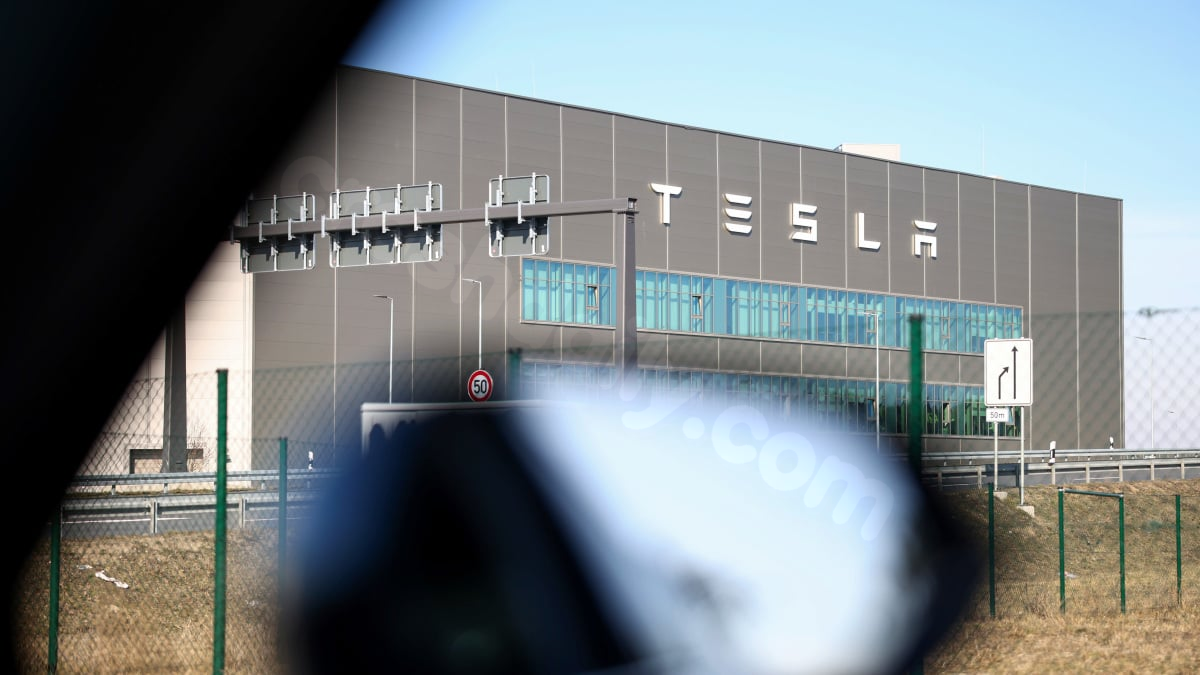 Trial opens over fatal crash involving Tesla's autopilot.