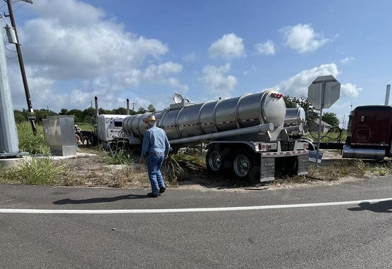 18-wheeler driver stops crash in Burleson County - KWKT