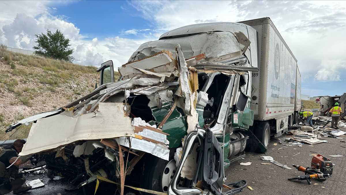 Fatal crash shuts down westbound Interstate 40 near Moriarty