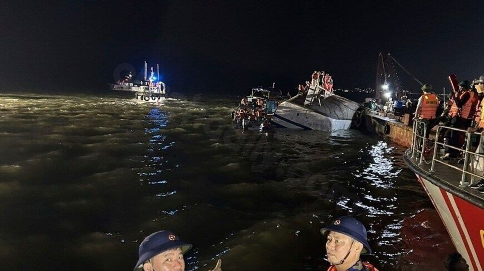 Boat in Vietnam tilts dangerously before capsizing in Ha Long Bay | Viral video 