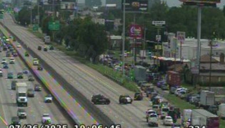 Fatal crash closes outbound lanes on I-45