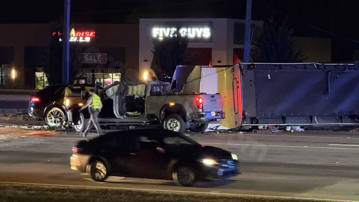 Rollover accident with RV shuts down segment of U.S. 280 in Hoover