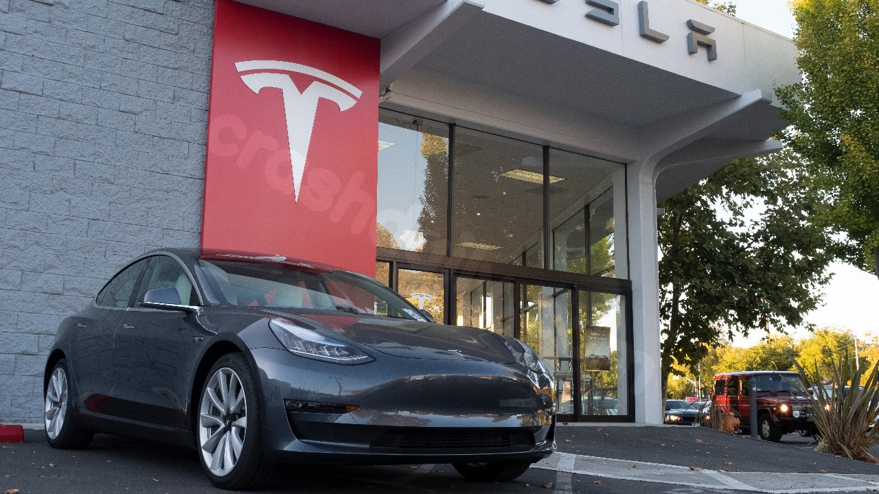 Tesla ordered to pay damages for fatal crash.