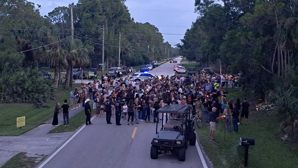 Memorial held for teen and grandmother who died in Jupiter farms car accident.