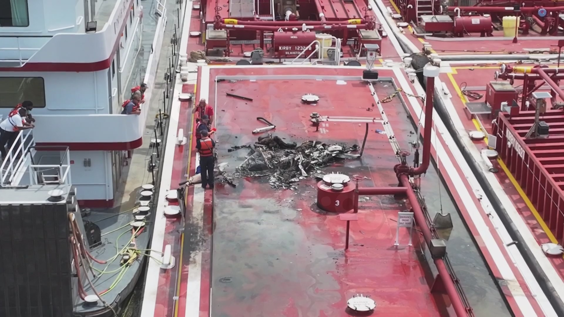 Fatal helicopter crash into barge near St. Louis leads to 2 deaths