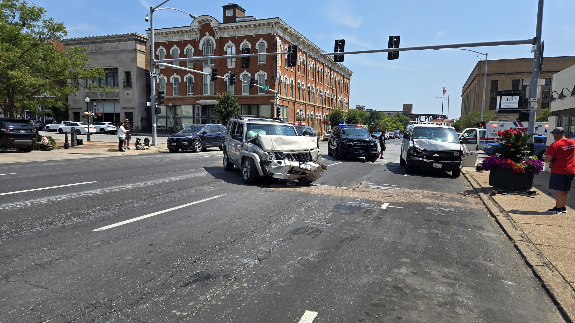 Brady Street in Davenport partially closed due to 4-vehicle collision