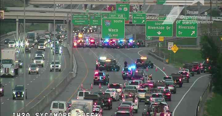 Multiple-vehicle crash closes Westbound I-30 in Fort Worth