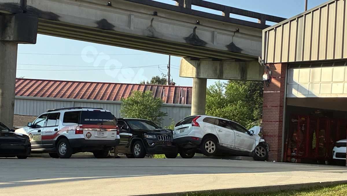 EMS worker hit by car in New Orleans