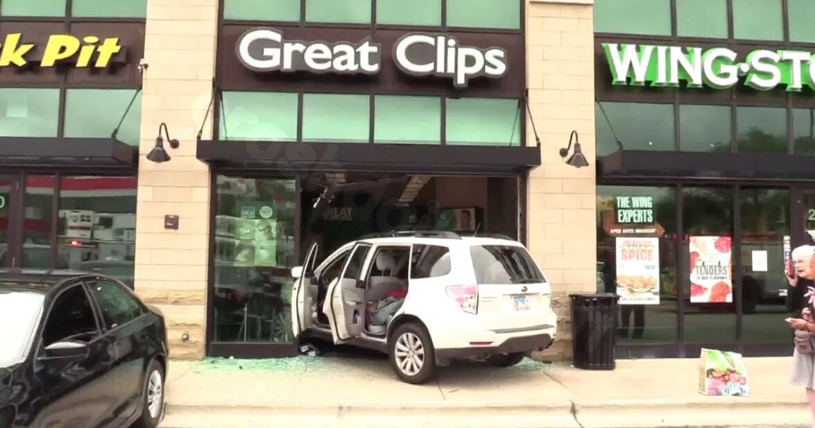 Vehicle collides with Great Clips building in Evanston, IL