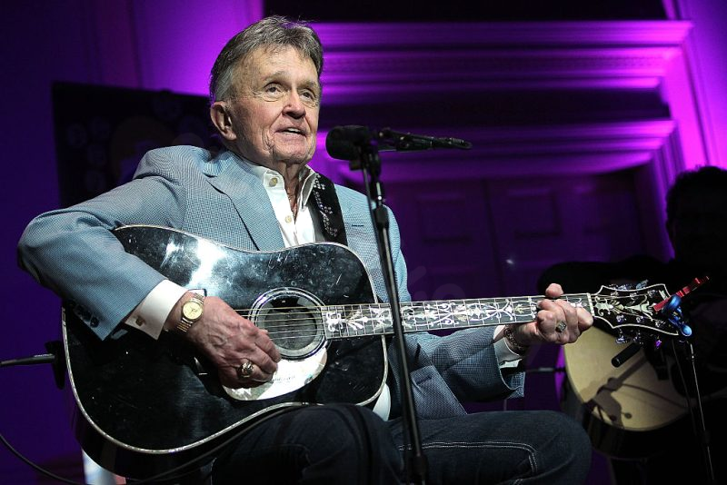 Bill Anderson, country legend, experiences painful mishap during bed entry.