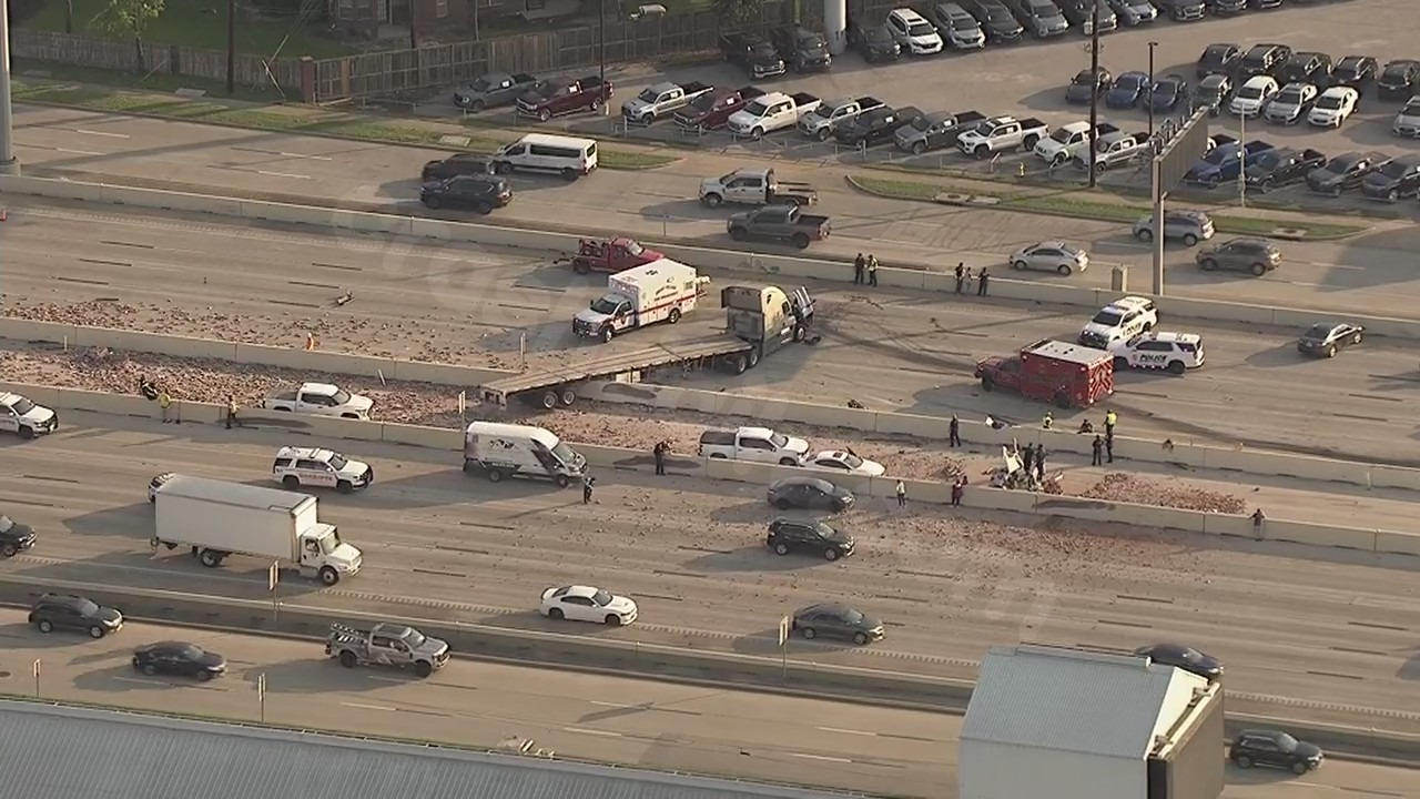Crash on US-290: Semi-truck spills bricks, injuring 3+